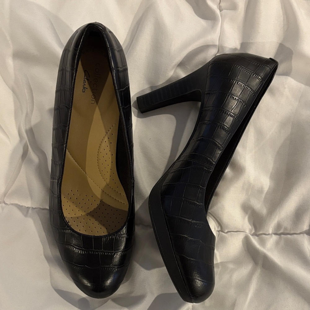 NWOB Clarks Croc Pattern Adriel Viola Platform Pumps